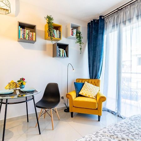 Light House - Seafront Cosy Studio With Library Paphos Bagian luar foto