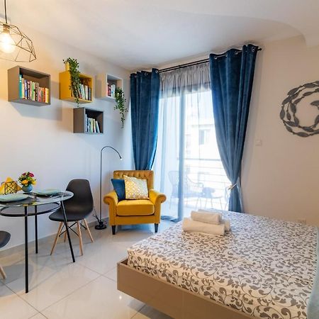 Light House - Seafront Cosy Studio With Library Paphos Bagian luar foto