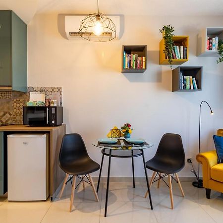 Light House - Seafront Cosy Studio With Library Paphos Bagian luar foto
