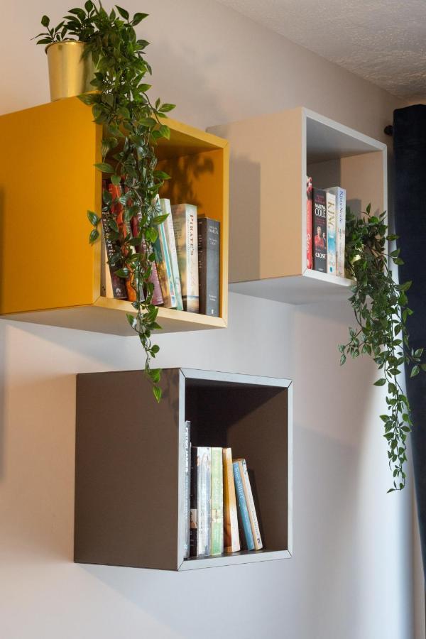 Light House - Seafront Cosy Studio With Library Paphos Bagian luar foto