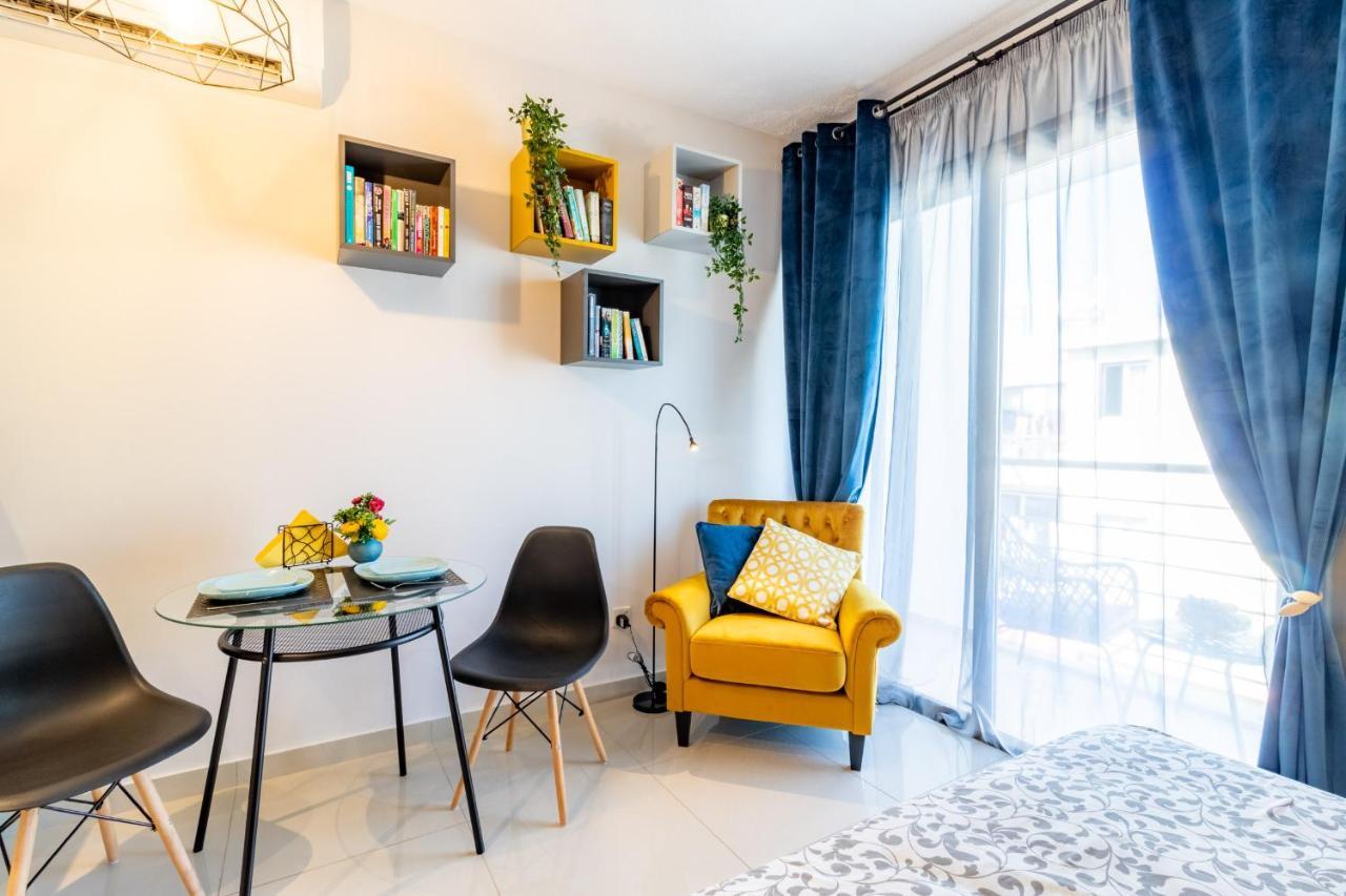 Light House - Seafront Cosy Studio With Library Paphos Bagian luar foto