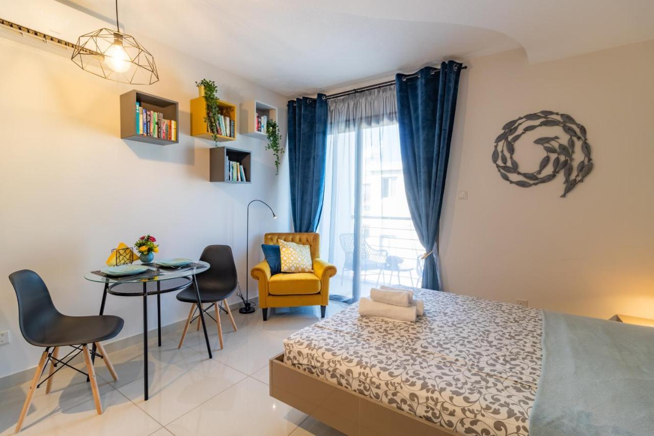 Light House - Seafront Cosy Studio With Library Paphos Bagian luar foto