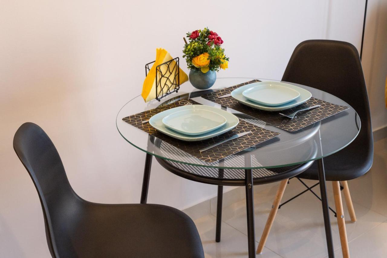 Light House - Seafront Cosy Studio With Library Paphos Bagian luar foto