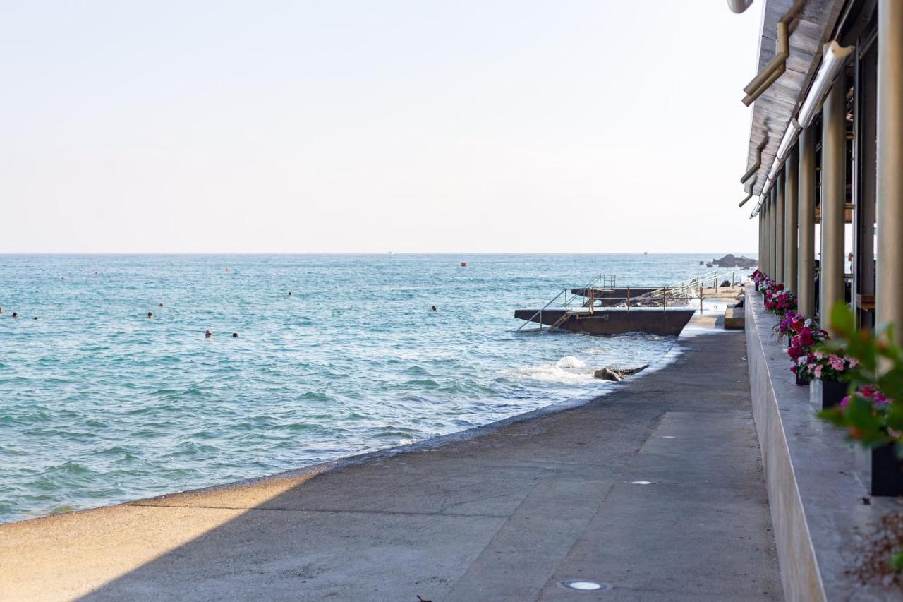 Light House - Seafront Cosy Studio With Library Paphos Bagian luar foto