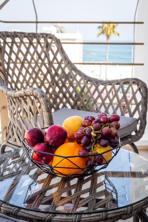 Light House - Seafront Cosy Studio With Library Paphos Bagian luar foto