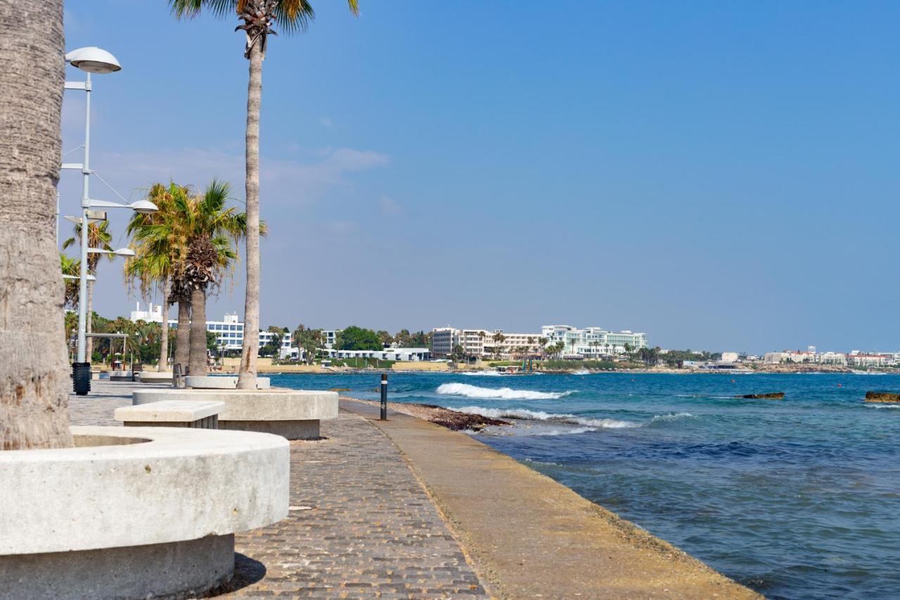 Light House - Seafront Cosy Studio With Library Paphos Bagian luar foto