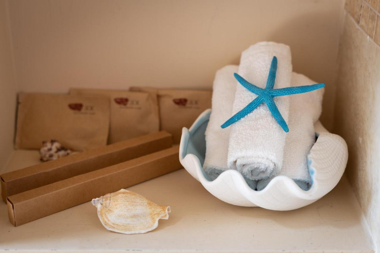 Light House - Seafront Cosy Studio With Library Paphos Bagian luar foto