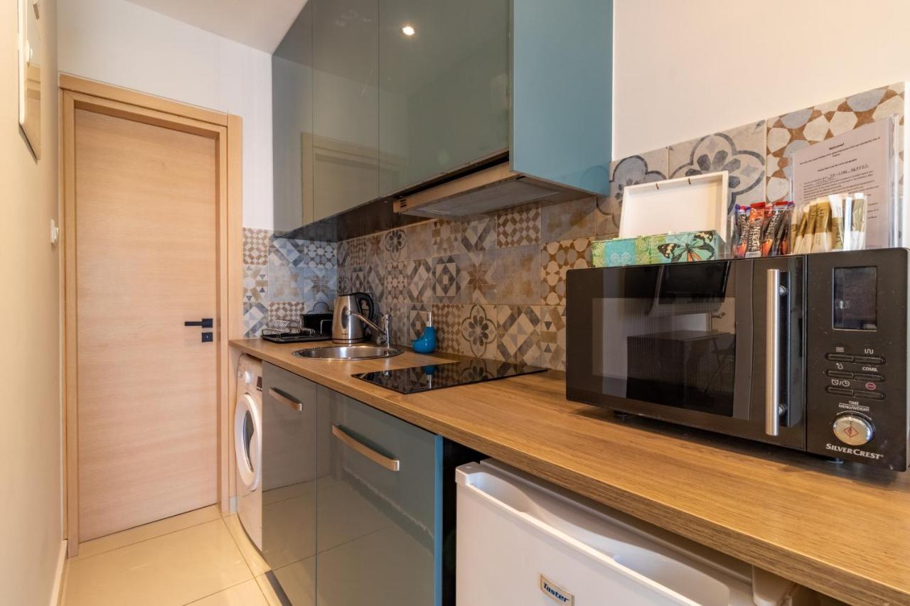 Light House - Seafront Cosy Studio With Library Paphos Bagian luar foto