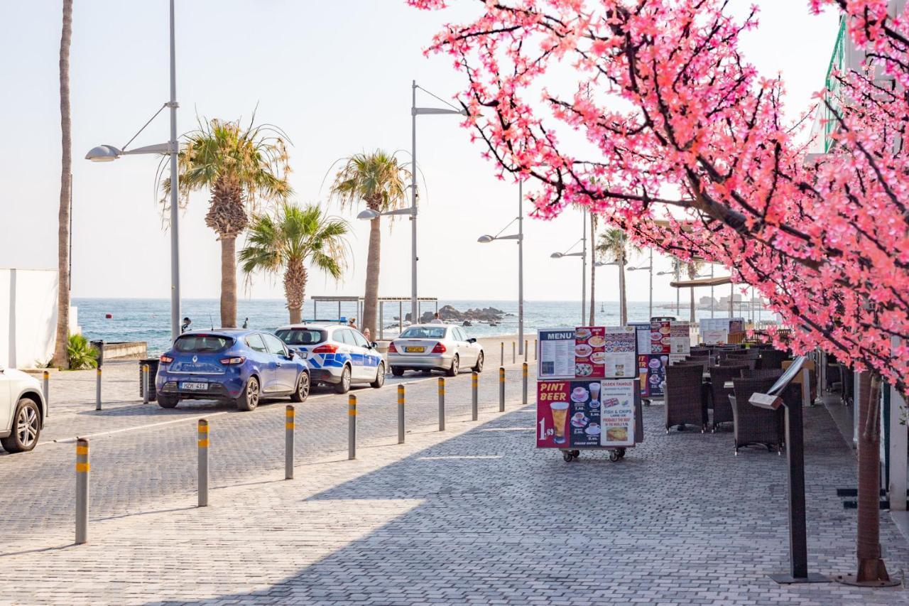 Light House - Seafront Cosy Studio With Library Paphos Bagian luar foto
