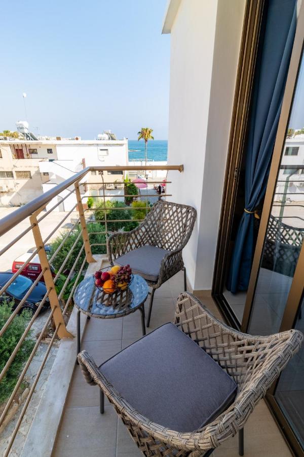 Light House - Seafront Cosy Studio With Library Paphos Bagian luar foto