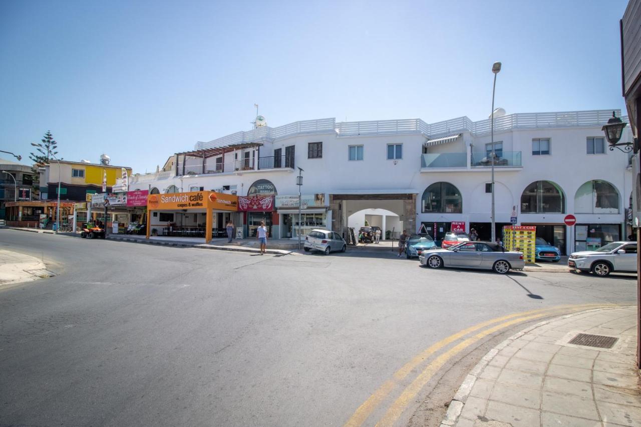 Light House - Seafront Cosy Studio With Library Paphos Bagian luar foto