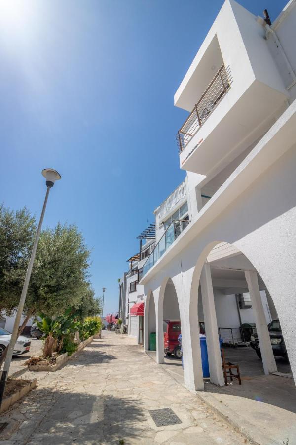 Light House - Seafront Cosy Studio With Library Paphos Bagian luar foto